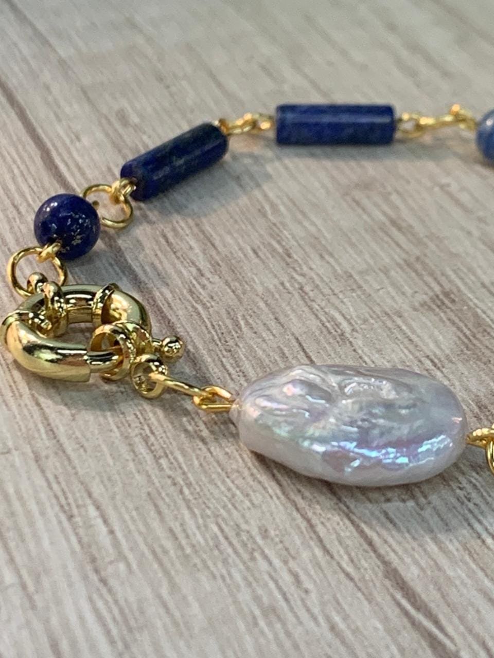 WhatsApp Image 2026-04-15 at 14.42.30 Pulsera lapislazuli perla barroca broche timon baño oro - Imagen 3