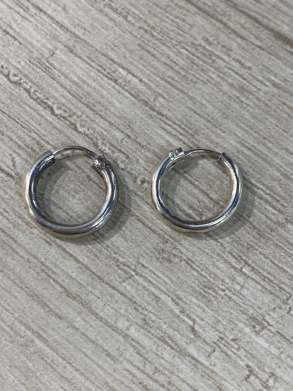 WhatsApp Image 2026-04-18 at 15.09.32 (3) Aros plata 980 huggie argolla tubo 13,5 mm - Imagen 2