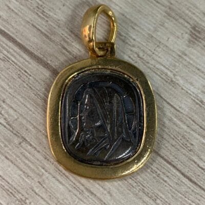 Colgante maria peltre baño oro