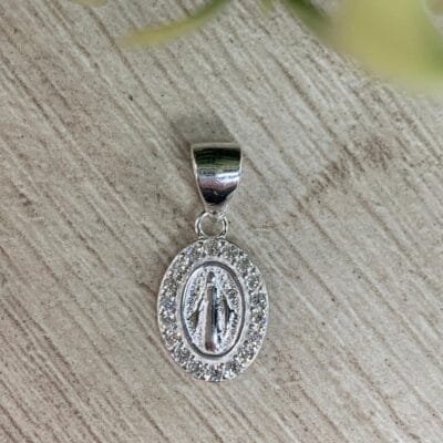 Colgante plata virgen de los rayos microcircones