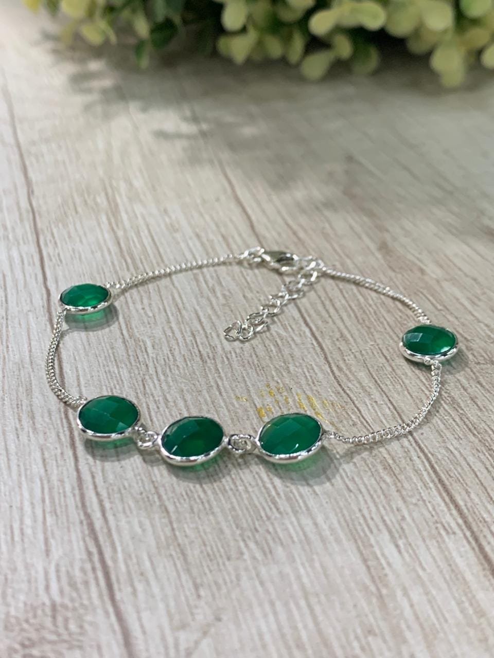 WhatsApp Image 2026-05-12 at 16.41.12 (2) Pulsera plata cristales circular verdes - Imagen 1