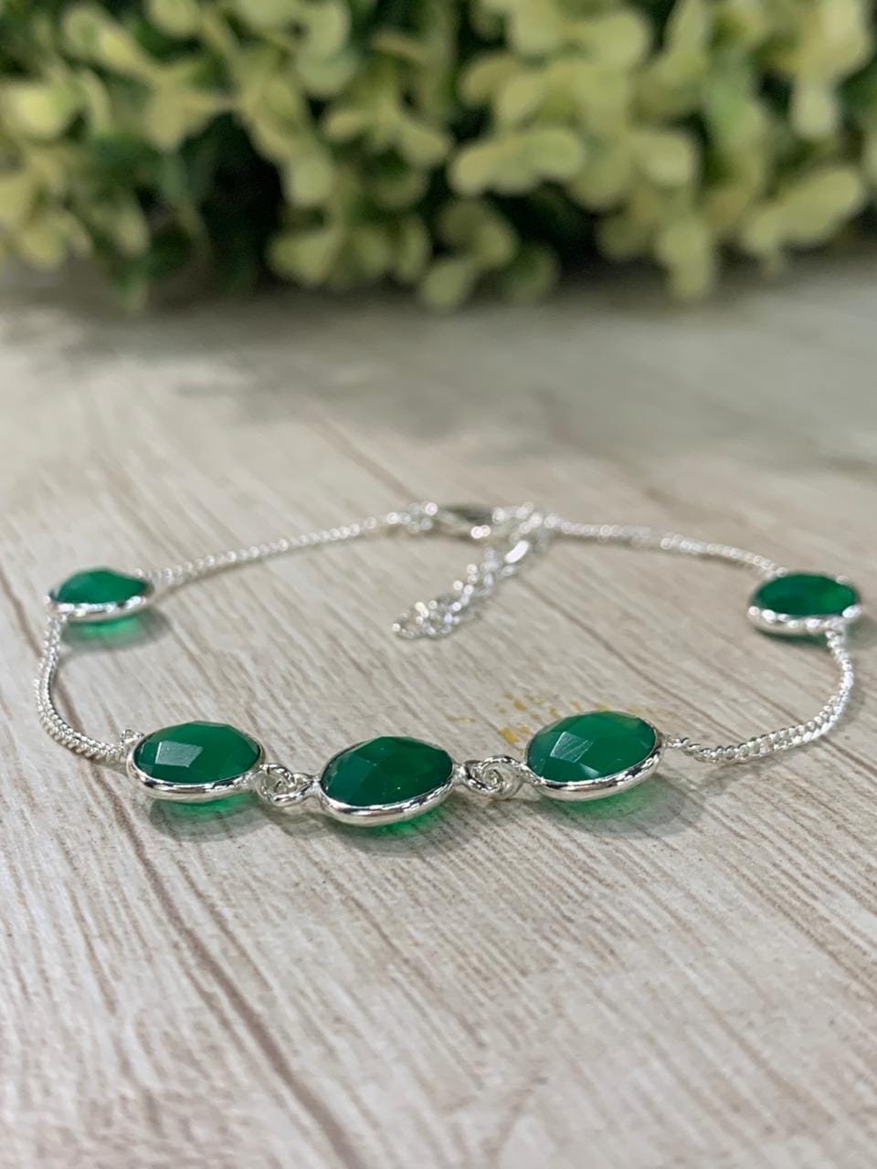 WhatsApp Image 2026-05-12 at 16.41.12 Pulsera plata cristales circular verdes - Imagen 2