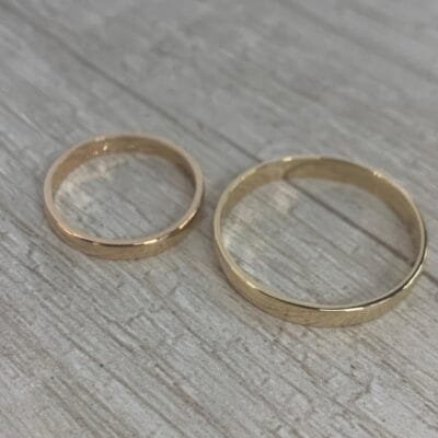 Par de anillos de matrimonio oro 18 K media caña lisa 3 gr