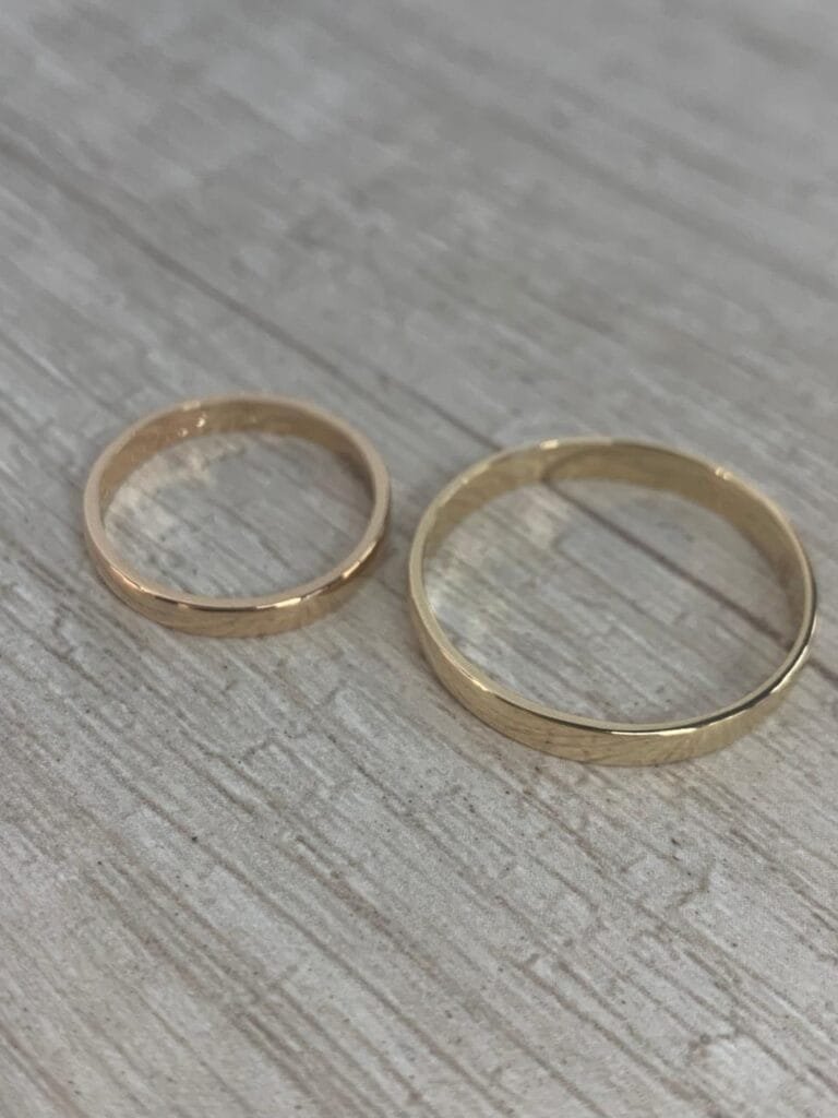 Par de anillos de matrimonio oro 18 K media caña lisa 3 gr
