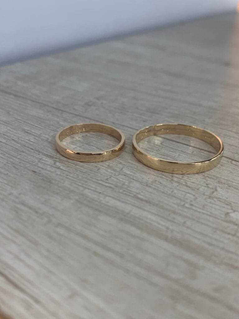 Par de anillos de matrimonio oro 18 K media caña lisa 3 gr