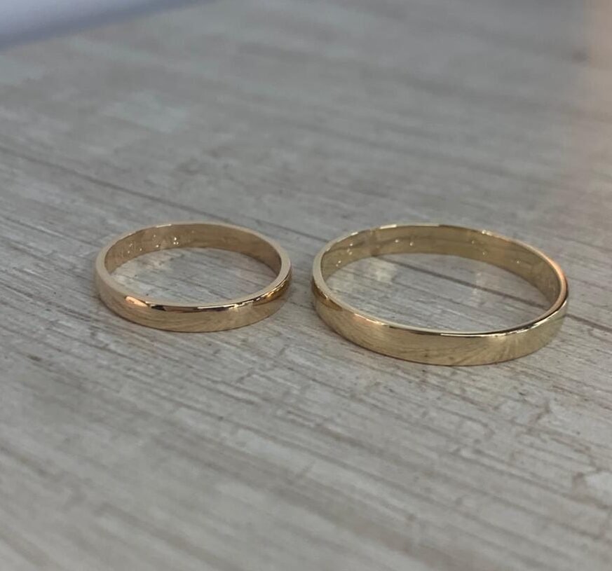 WhatsApp Image 2026-05-16 at 12.59.00 Par de anillos de matrimonio oro 18 K media caña lisa 3 gr - Imagen 2