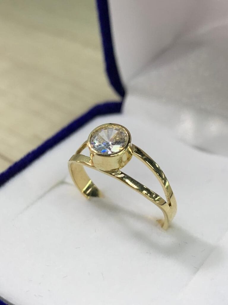 Anillo oro 18k Dama solitario circon bisel redondo 2,0 gr