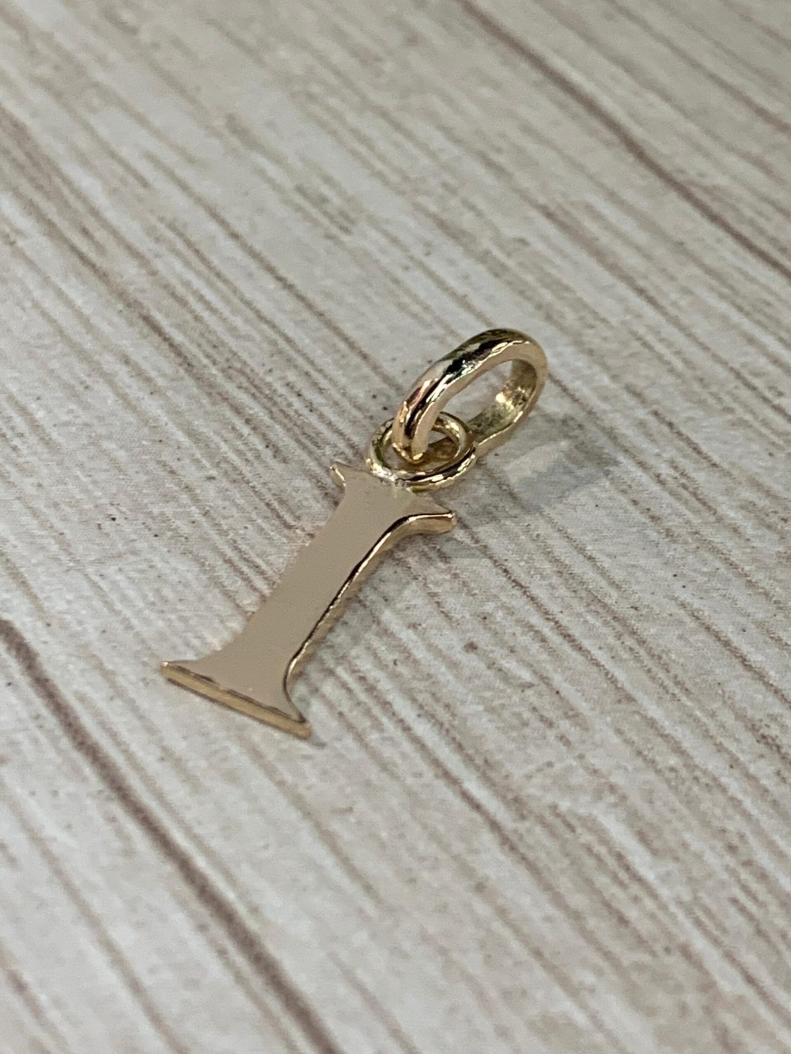WhatsApp Image 2026-05-22 at 11.17.20 (1) Letra Oro 18 K 0,8 gr - Imagen 3