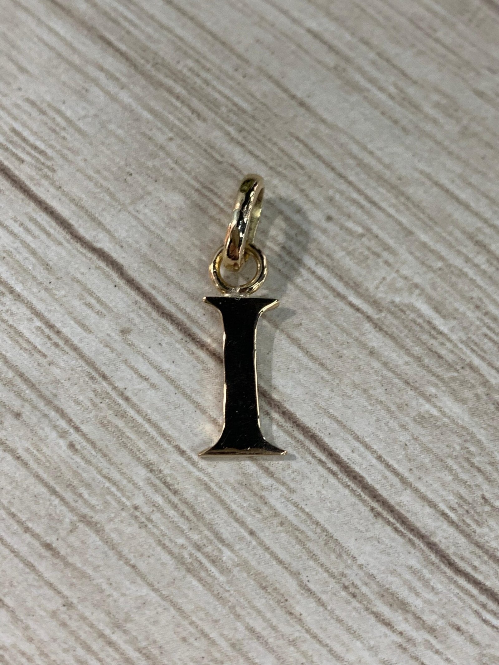 WhatsApp Image 2026-05-22 at 11.17.20 Letra Oro 18 K 0,8 gr - Imagen 1