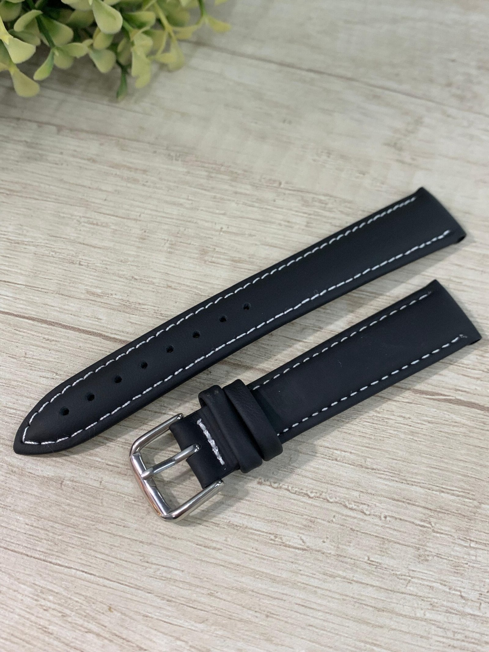 WhatsApp Image 2026-05-28 at 11.34.37 (1) Correa cuero negra lisa costura blanca 18 mm donju - Imagen 1