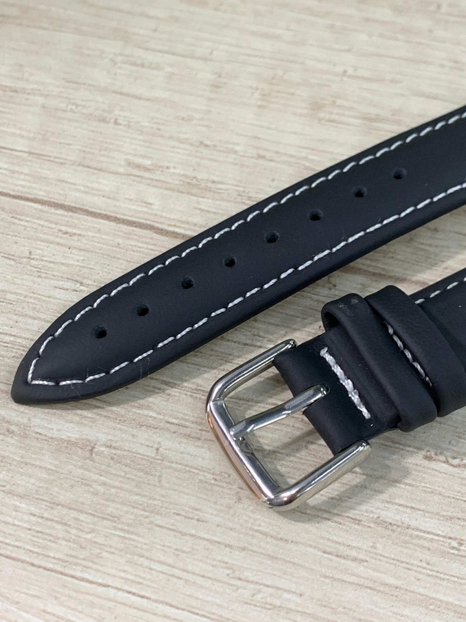 WhatsApp Image 2026-05-28 at 11.34.38 Correa cuero negra lisa costura blanca 18 mm donju - Imagen 2