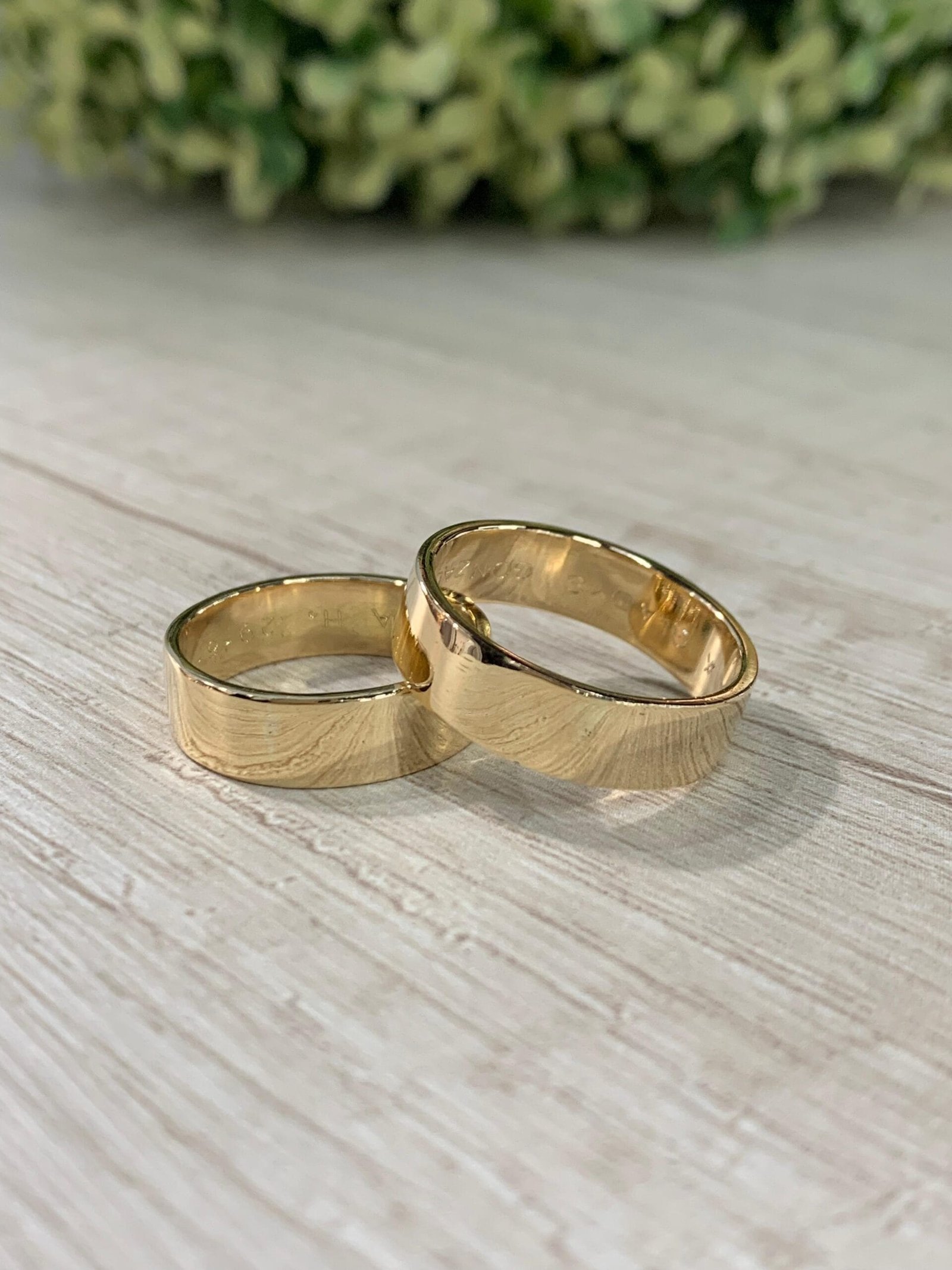 WhatsApp Image 2026-05-28 at 15.11.26 Par de anillos de matrimonio oro 18 K plana lisa 6 mm - Imagen 2
