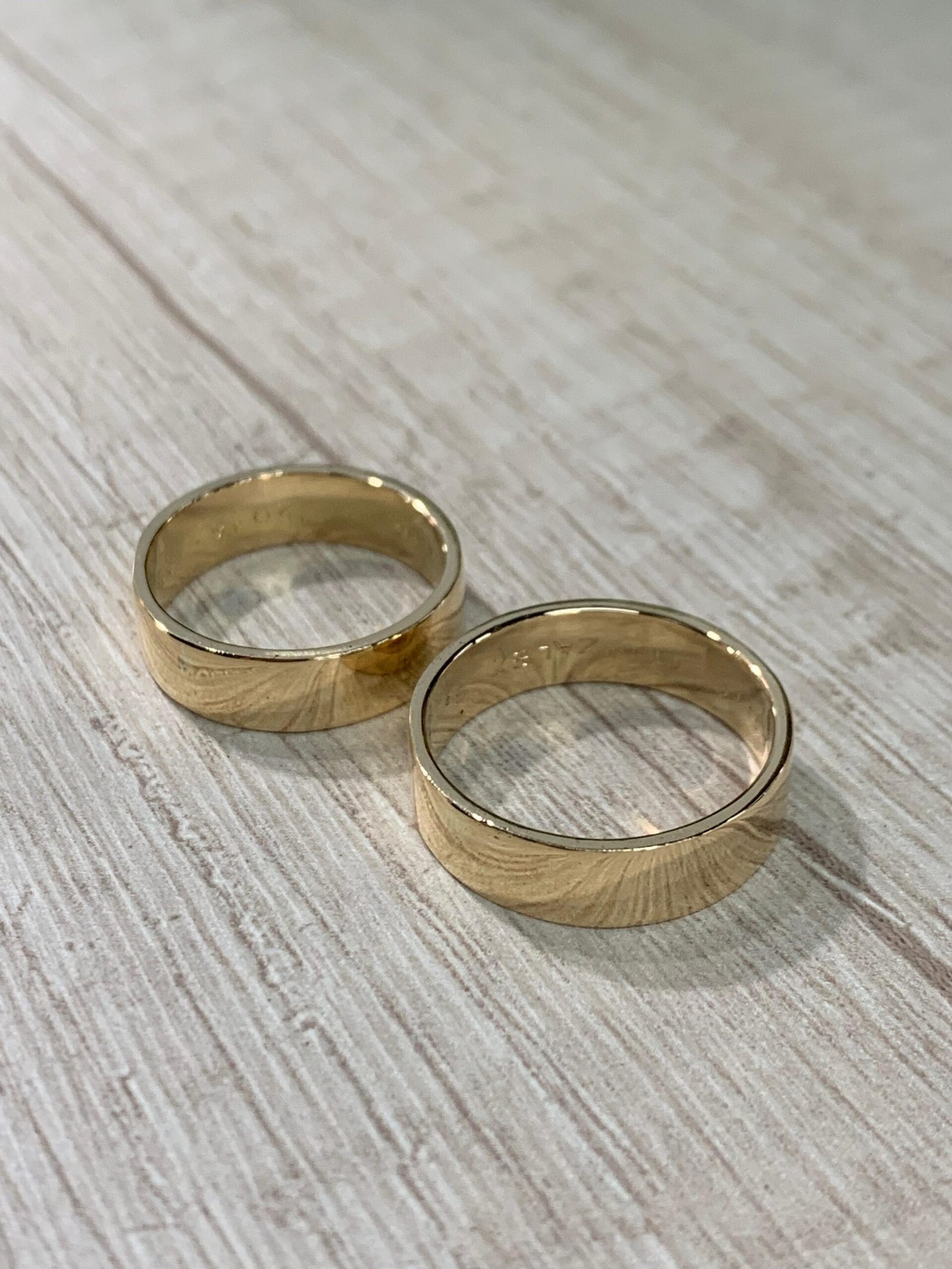 WhatsApp Image 2026-05-28 at 15.11.27 Par de anillos de matrimonio oro 18 K plana lisa 6 mm - Imagen 3