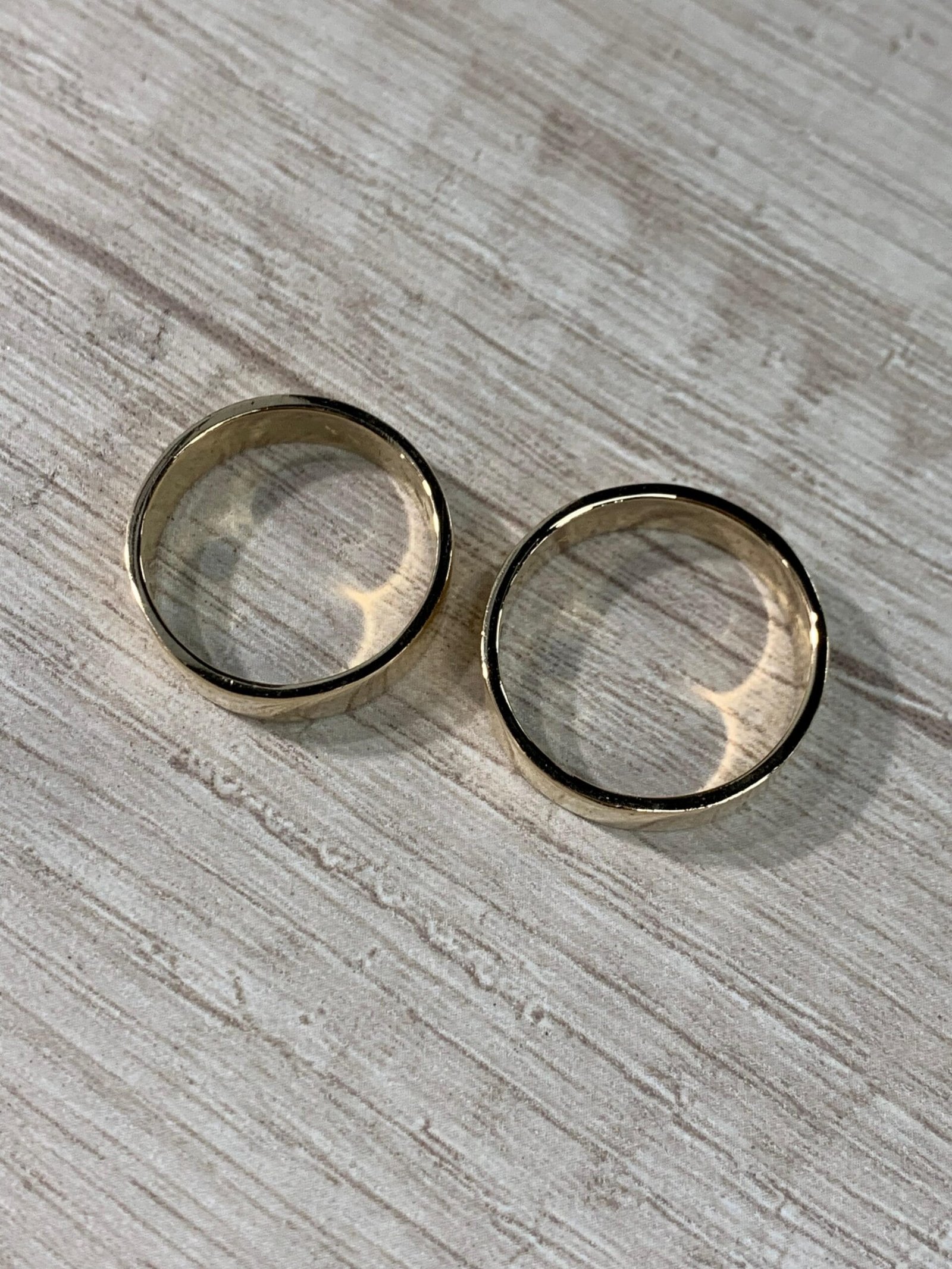 WhatsApp Image 2026-05-28 at 15.11.28 Par de anillos de matrimonio oro 18 K plana lisa 6 mm - Imagen 4