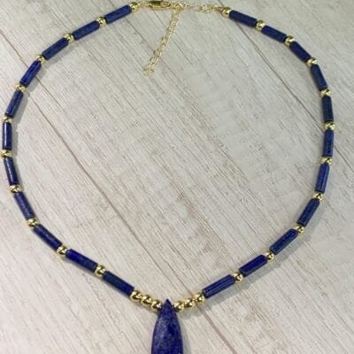 Collar lapislazuli tubular y gota baño oro