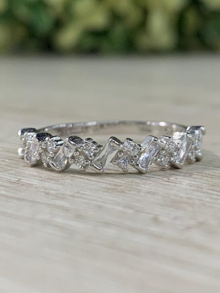 Anillo plata rodinada medio cintillo baguette N16