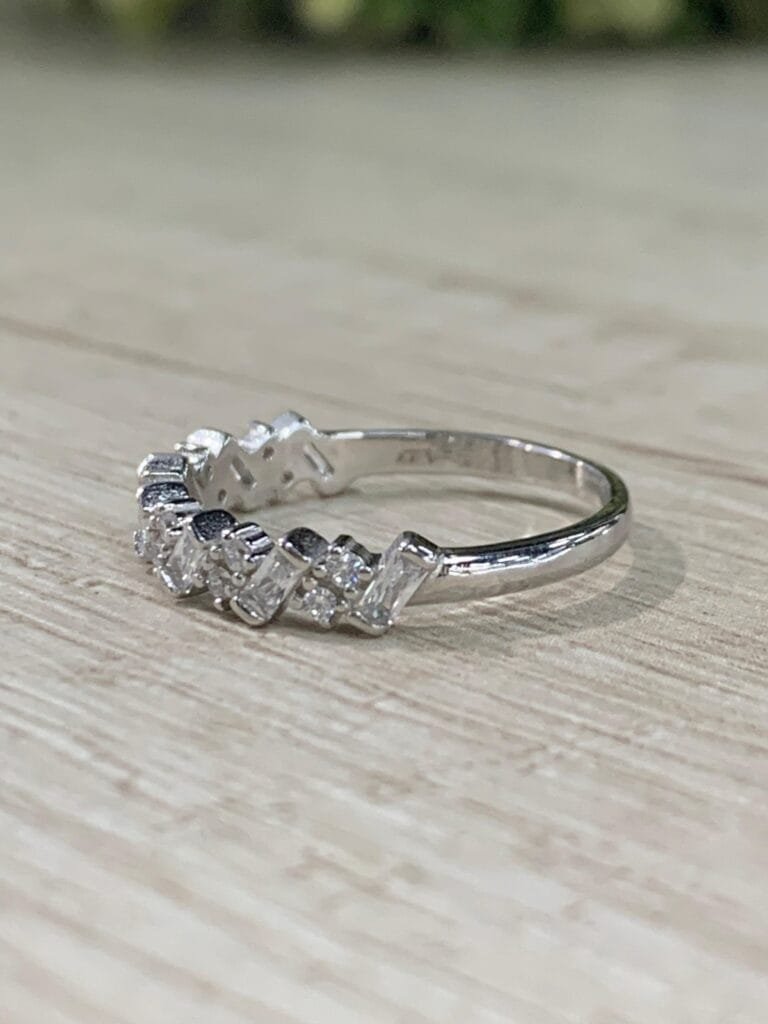 Anillo plata rodinada medio cintillo baguette N16
