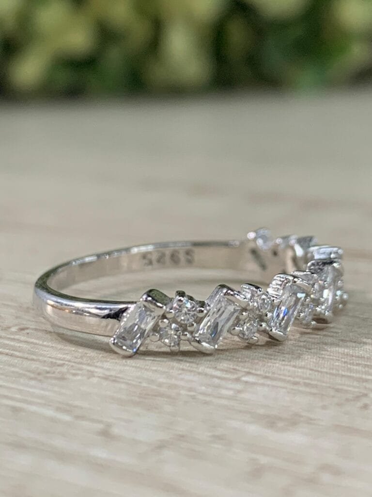 Anillo plata rodinada medio cintillo baguette N16