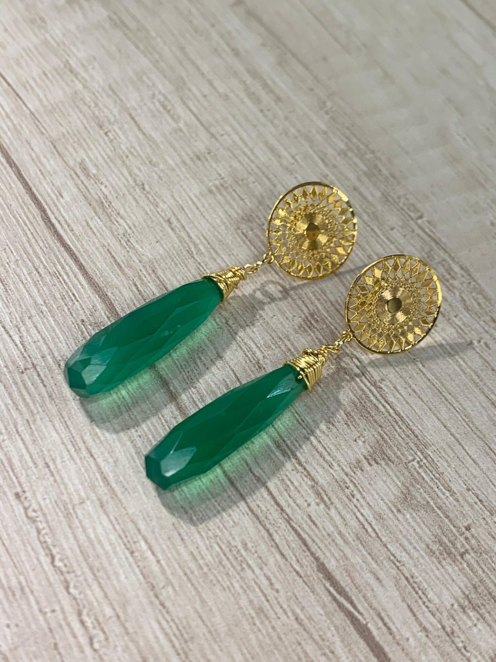 WhatsApp Image 2026-06-12 at 16.50.56 (1) Aros gota calcedonia verde baño oro - Imagen 3