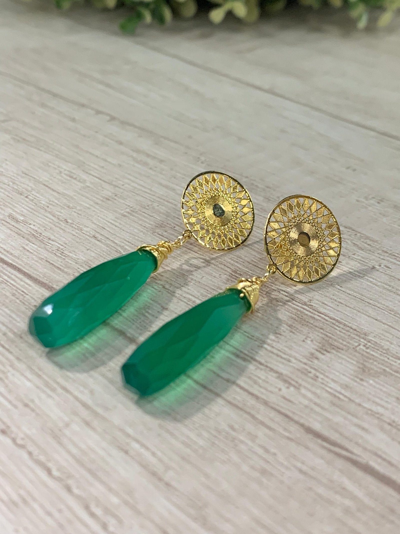 WhatsApp Image 2026-06-12 at 16.50.56 Aros gota calcedonia verde baño oro - Imagen 1