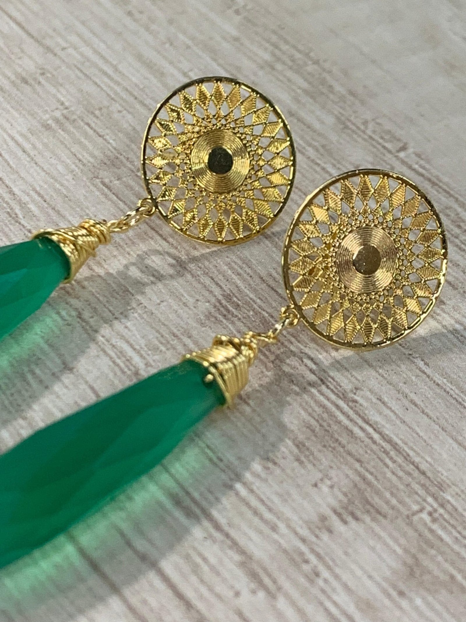 WhatsApp Image 2026-06-12 at 16.50.57 Aros gota calcedonia verde baño oro - Imagen 2