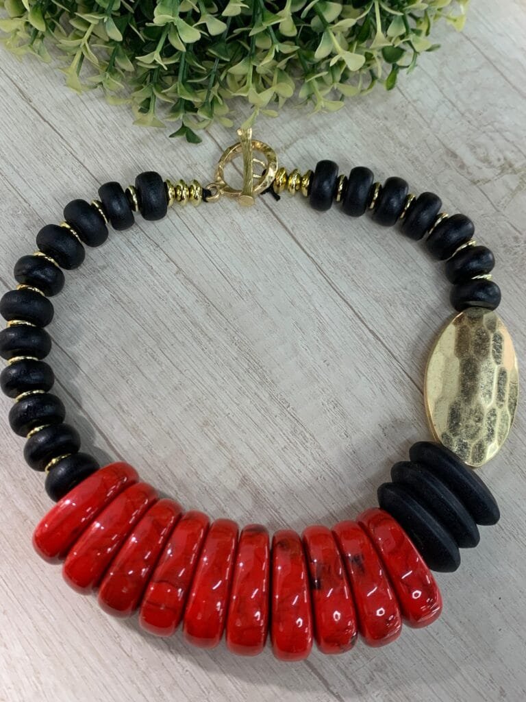 Maxi collar texturizado rojo negro dorado