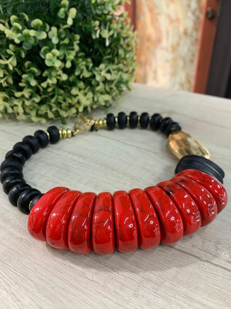 Maxi collar texturizado rojo negro dorado
