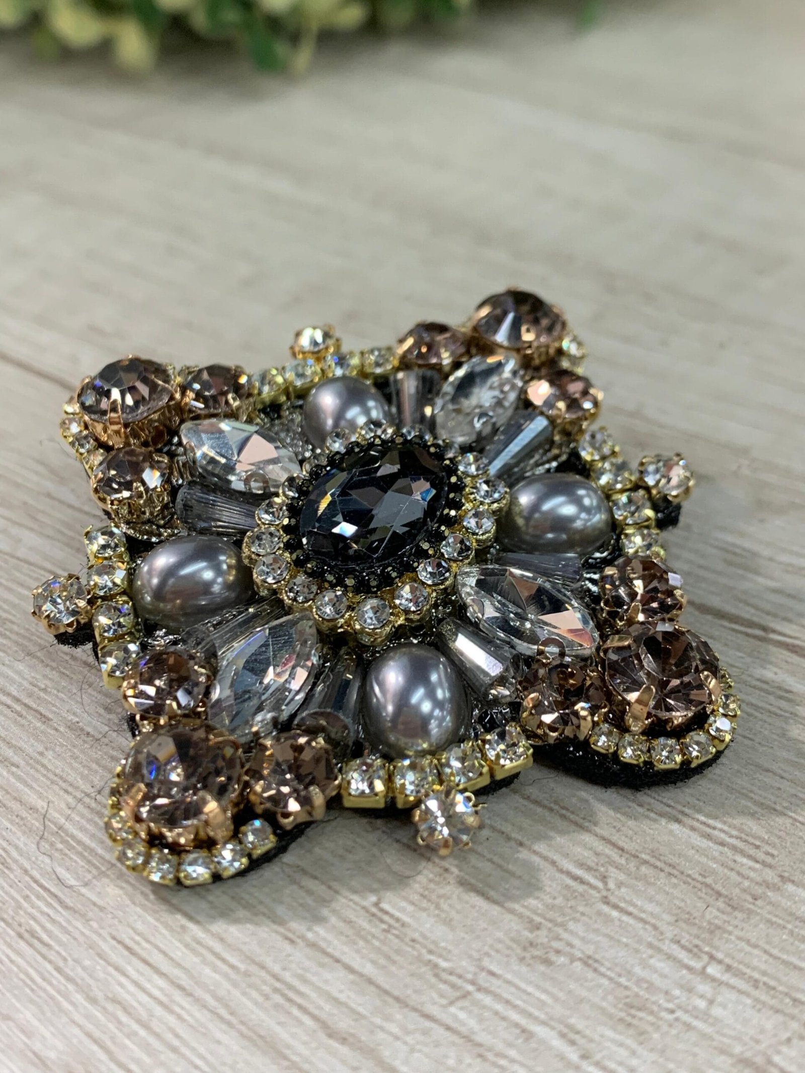 Prendedor soutache negro dorado