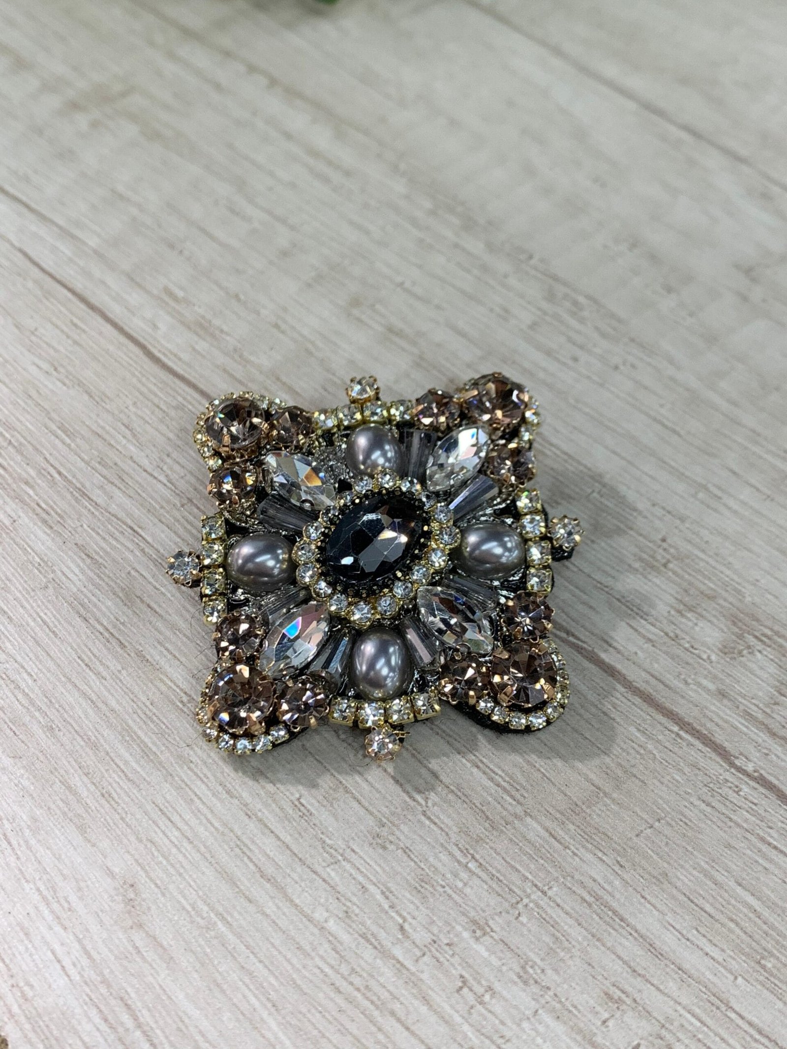Prendedor soutache negro dorado - Imagen 2