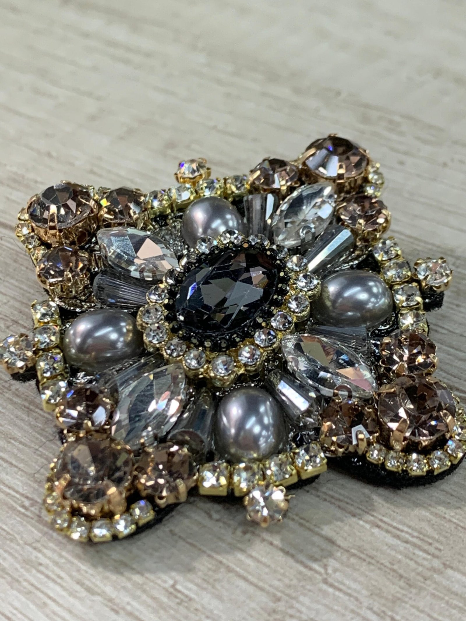 Prendedor soutache negro dorado - Imagen 3