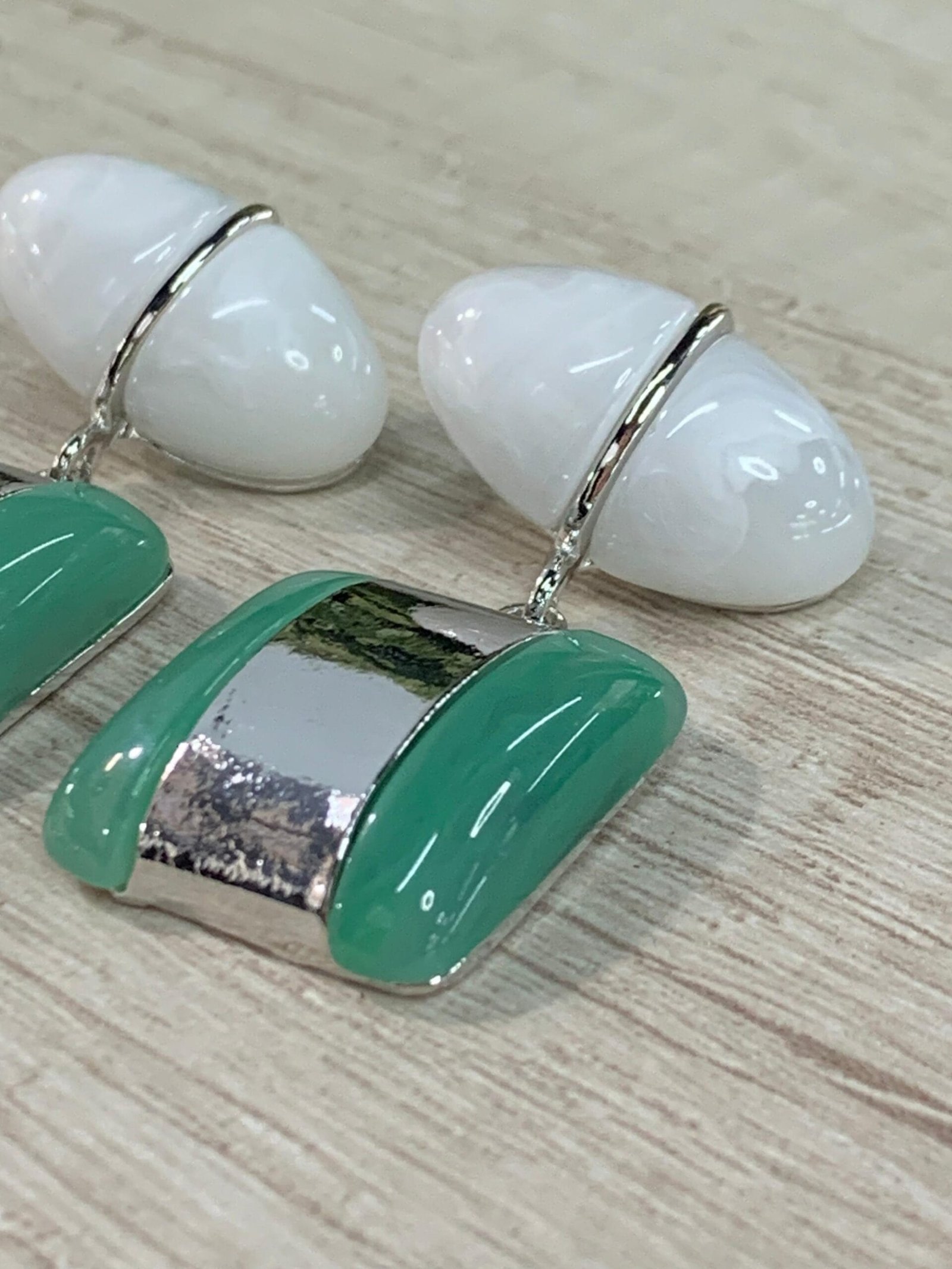 Aros resina plateados marmoleado blanco verde - Imagen 2