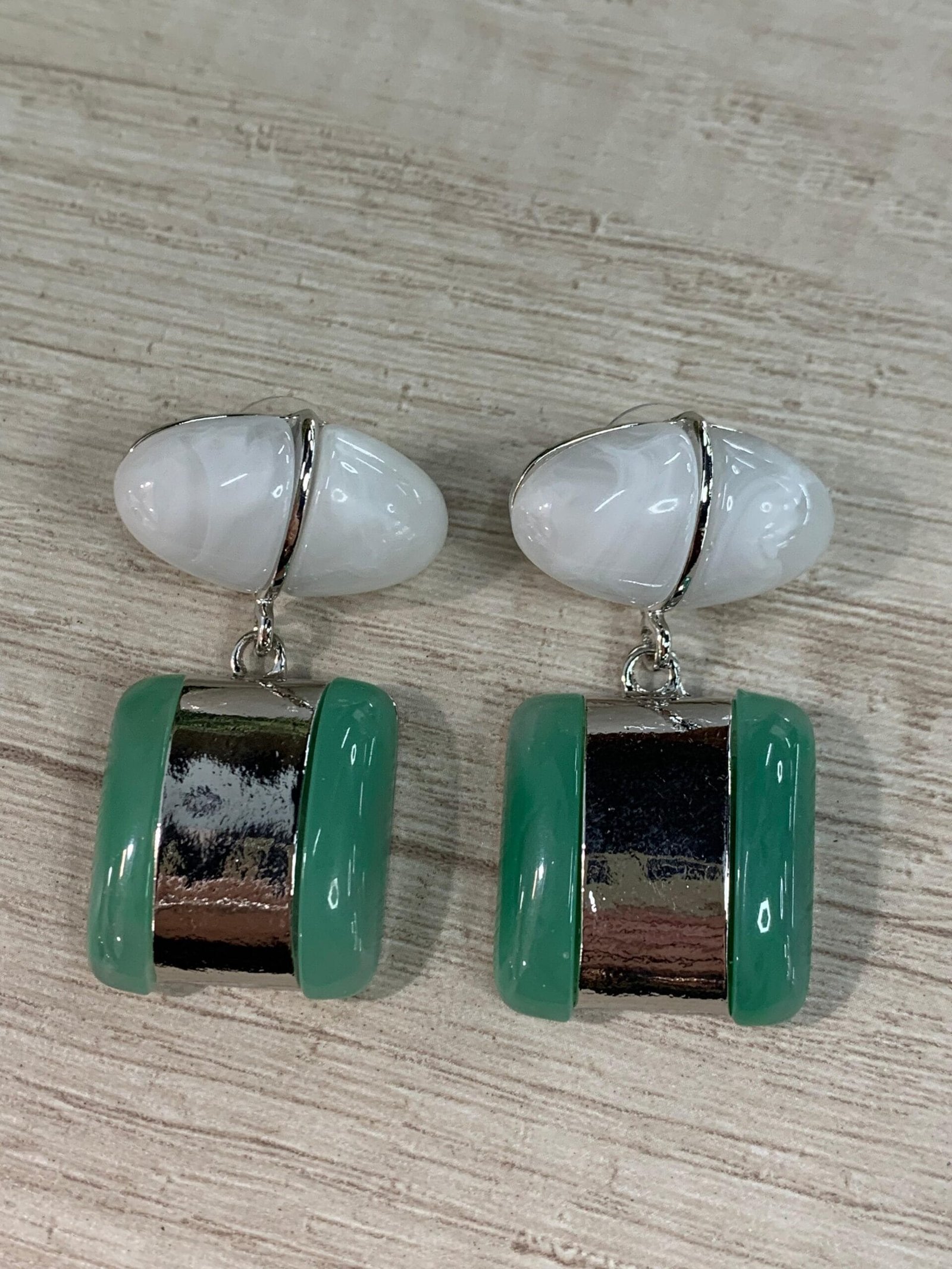 Aros resina plateados marmoleado blanco verde - Imagen 3