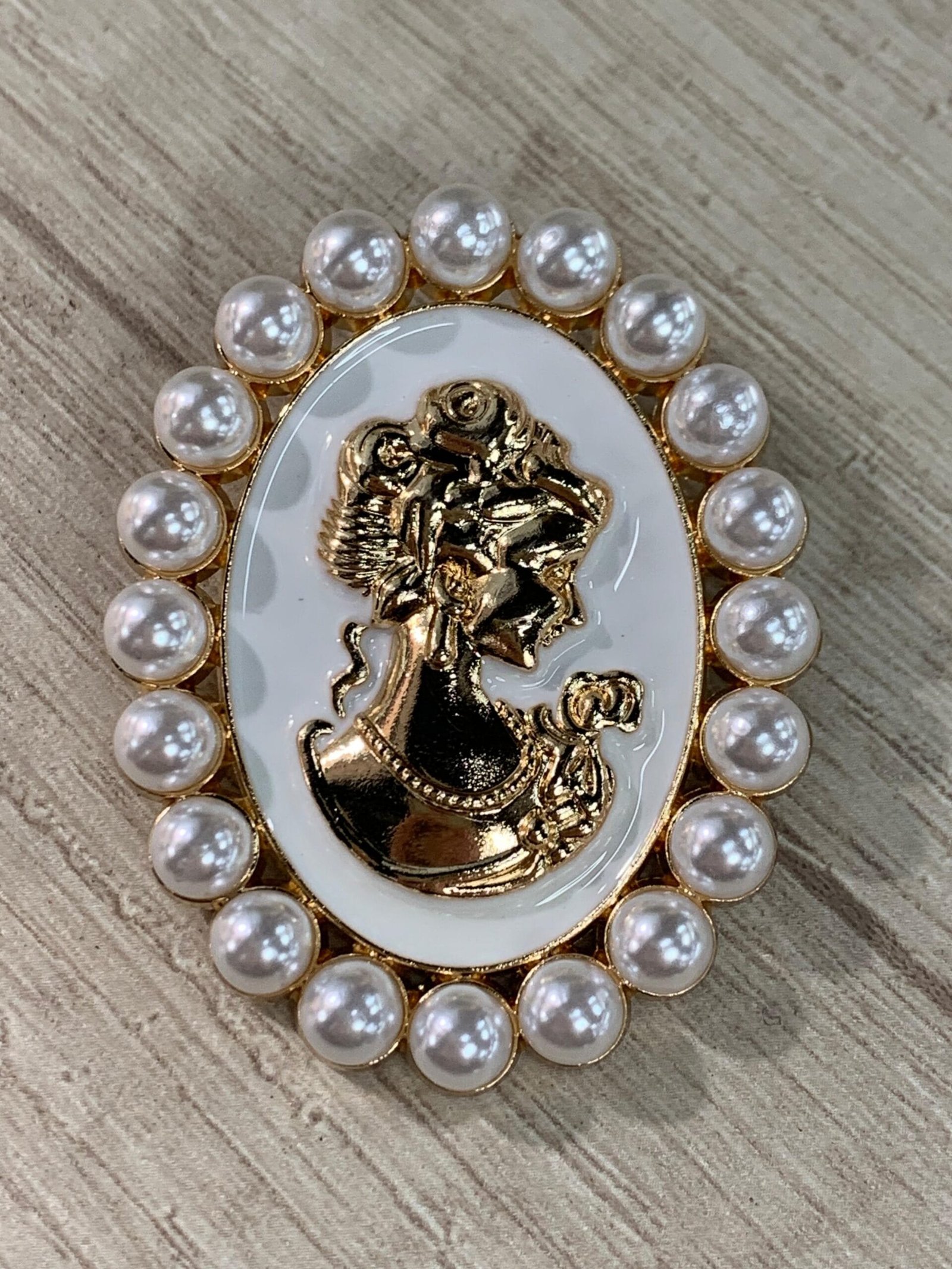 Prendedor camafeo perlas blanco fantasia fina - Imagen 3