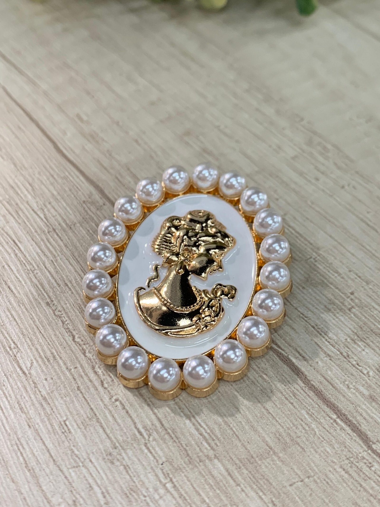 Prendedor camafeo perlas blanco fantasia fina