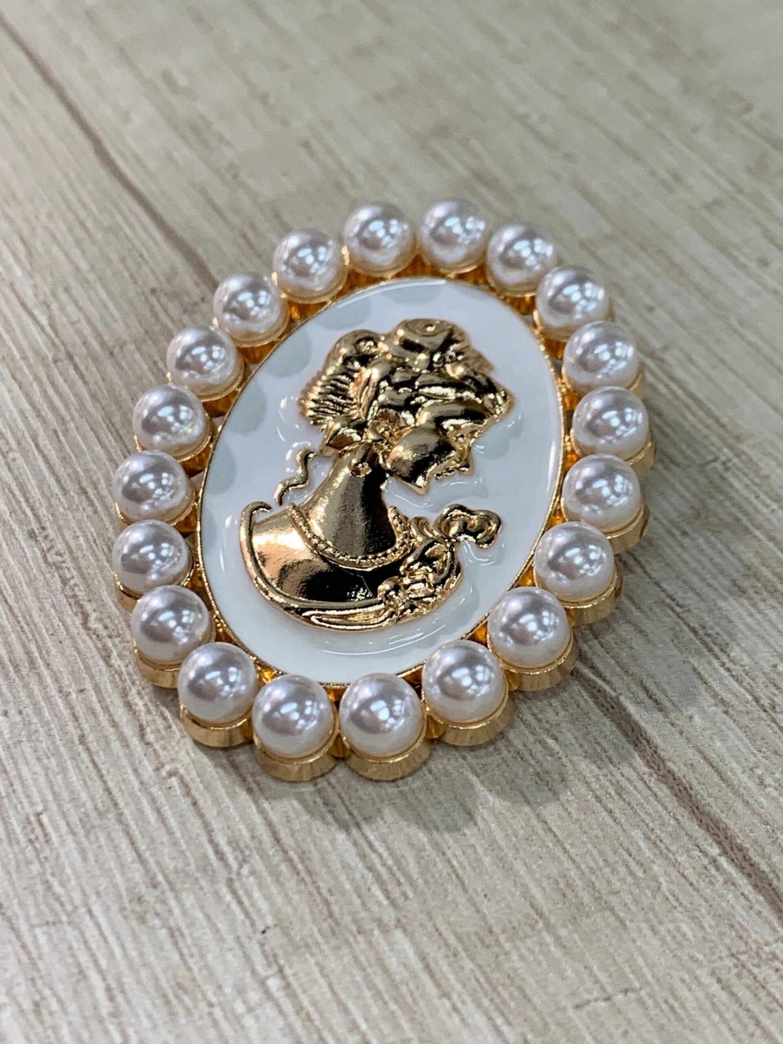 Prendedor camafeo perlas blanco fantasia fina - Imagen 2