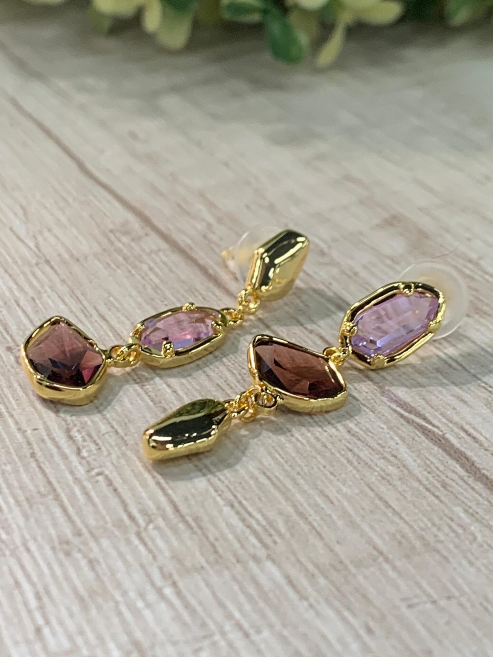 Aros colgantes multicolor asimetricos baño oro