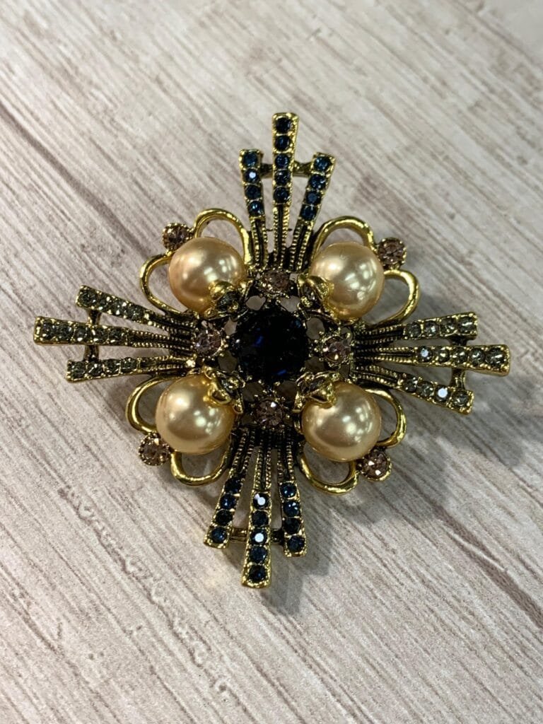 Prendedor cruz dorado con perlas