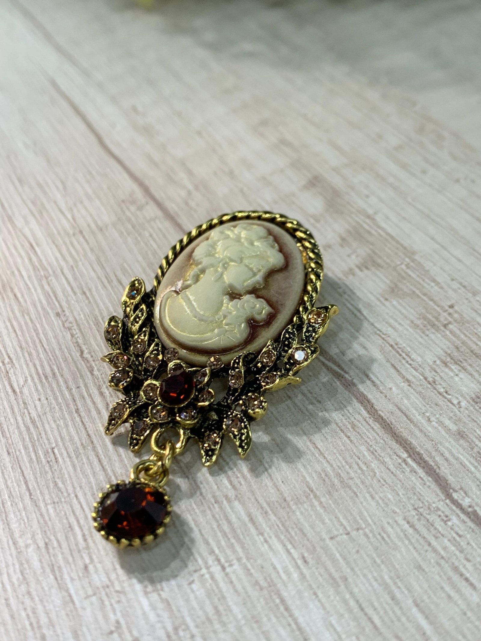 Prendedor camafeo beige dorado circones - Imagen 3
