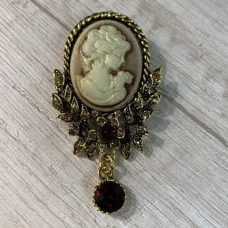 Prendedor camafeo beige dorado circones