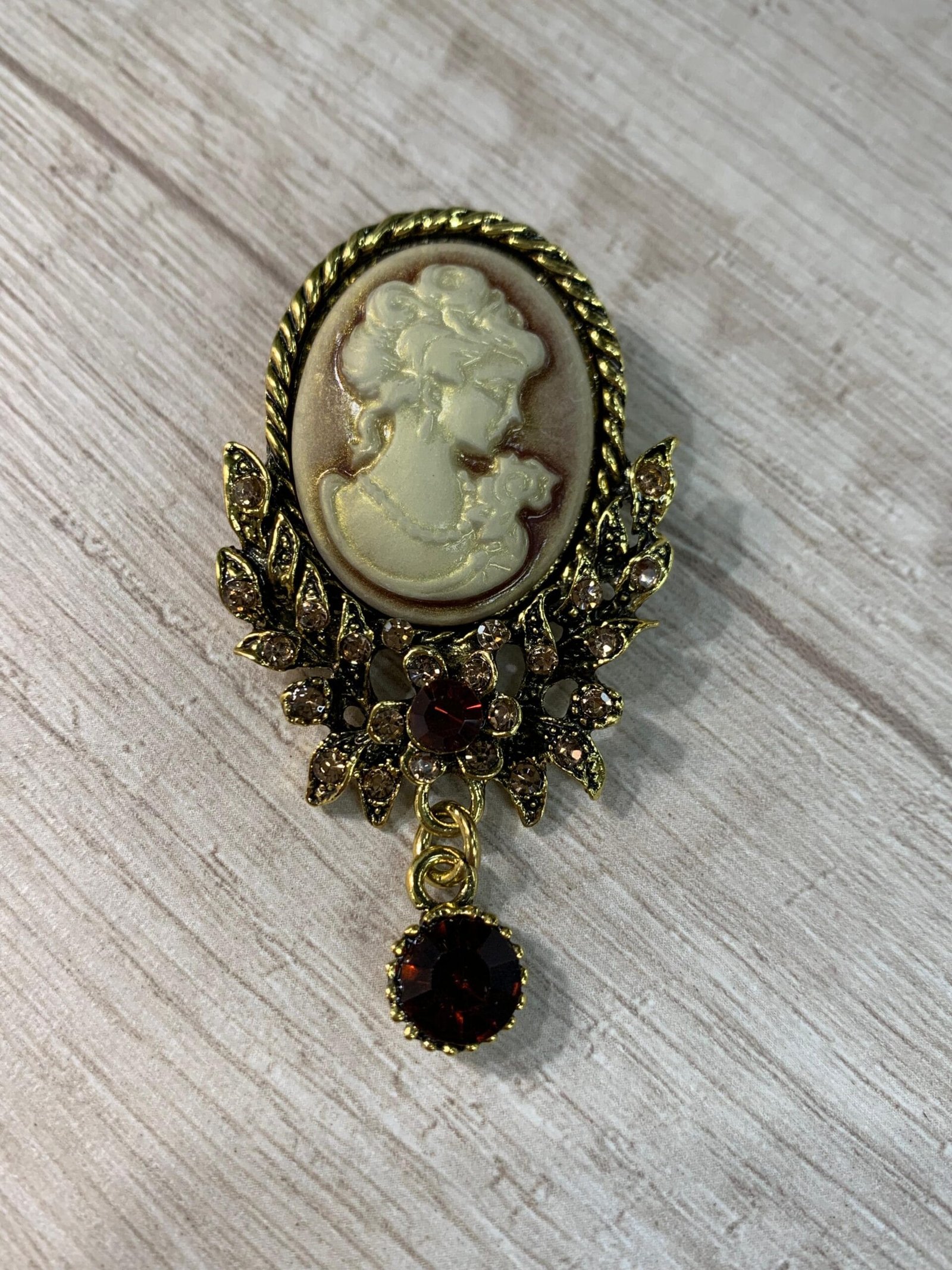 Prendedor camafeo beige dorado circones