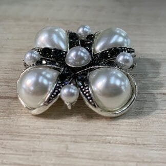 Prendedor  barroco vintage perla blanca circones negros