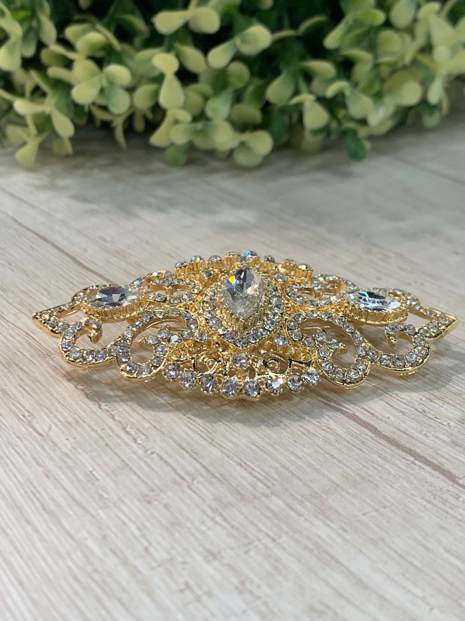 Prendedor vintage blanco dorado alargado