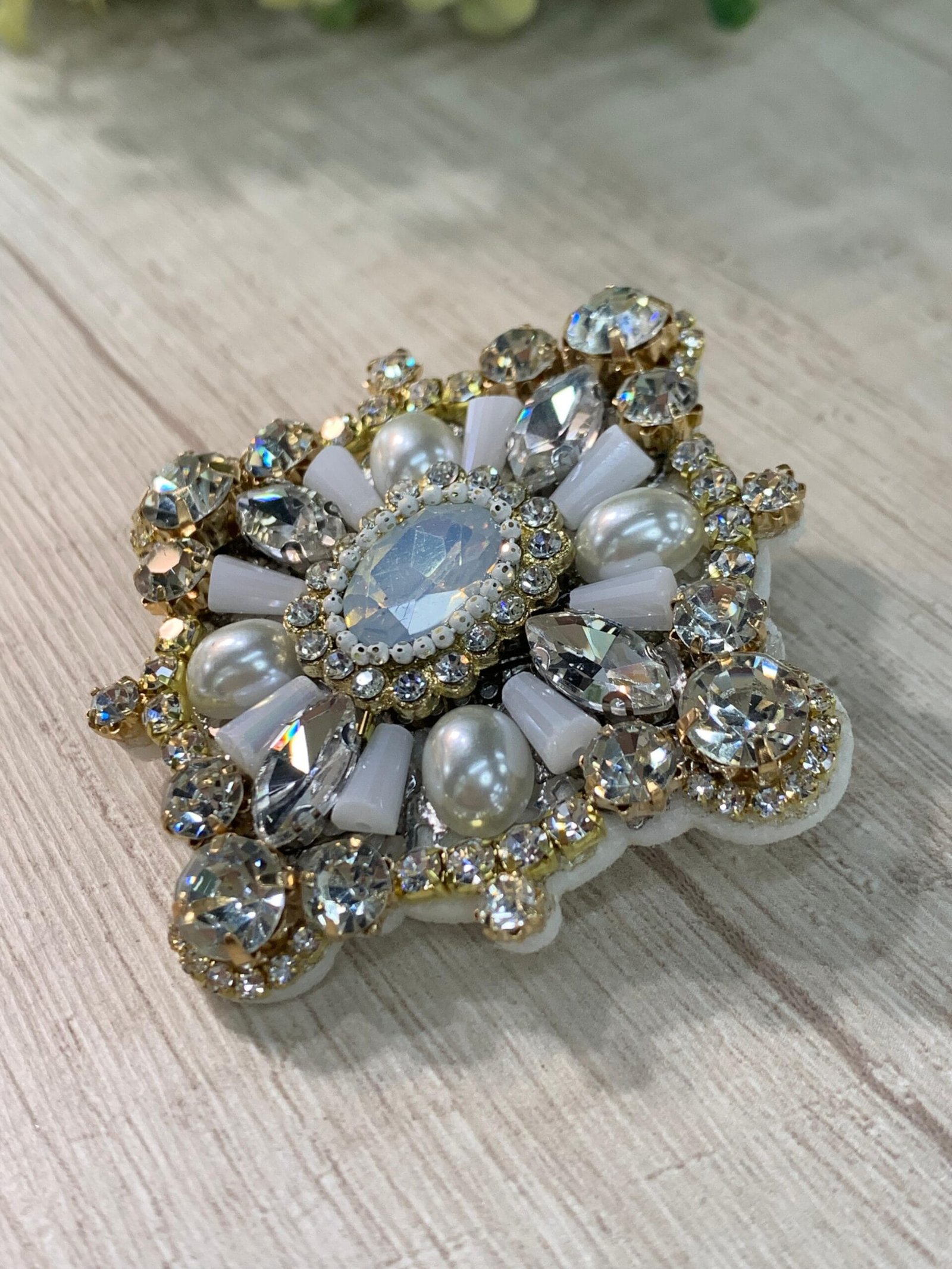 Prendedor soutache blanco dorado - Imagen 2