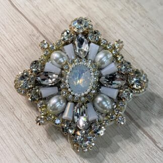 Prendedor soutache blanco dorado