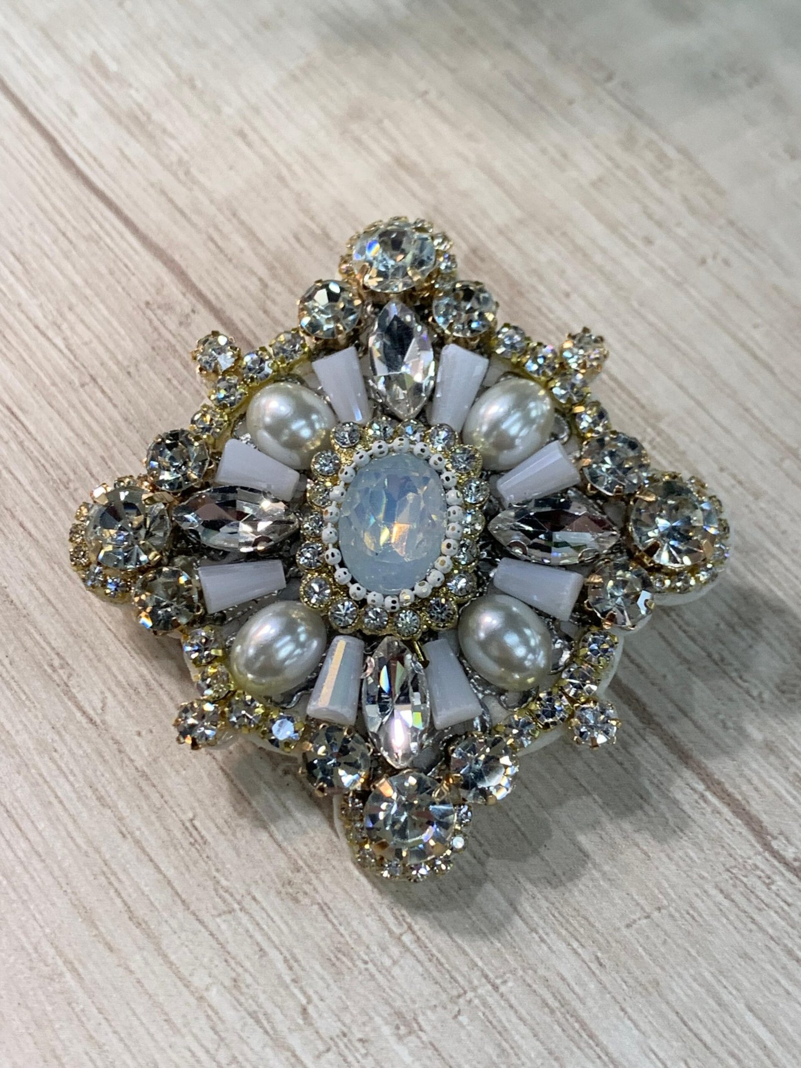 Prendedor soutache blanco dorado