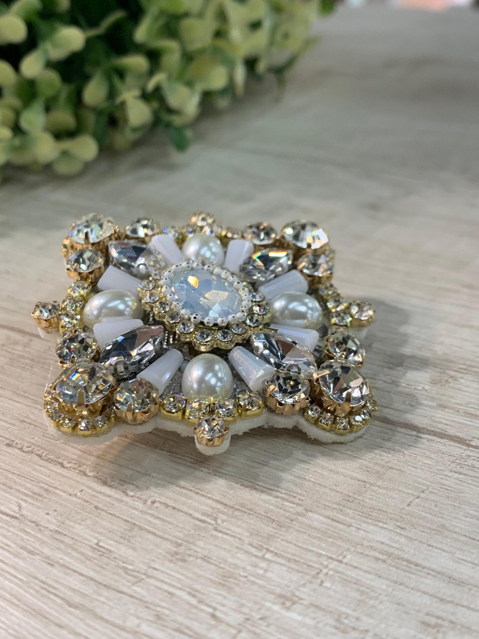 Prendedor soutache blanco dorado - Imagen 3