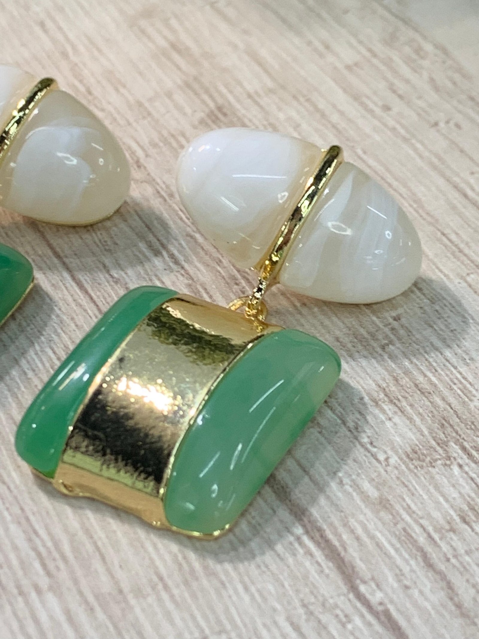 Aros resina dorados marmoleado blanco verde - Imagen 3