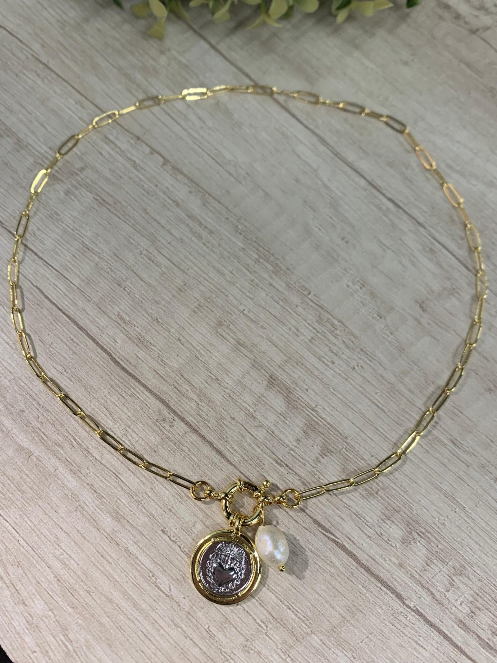 Collar sagrado corazon perla broche timon baño oro