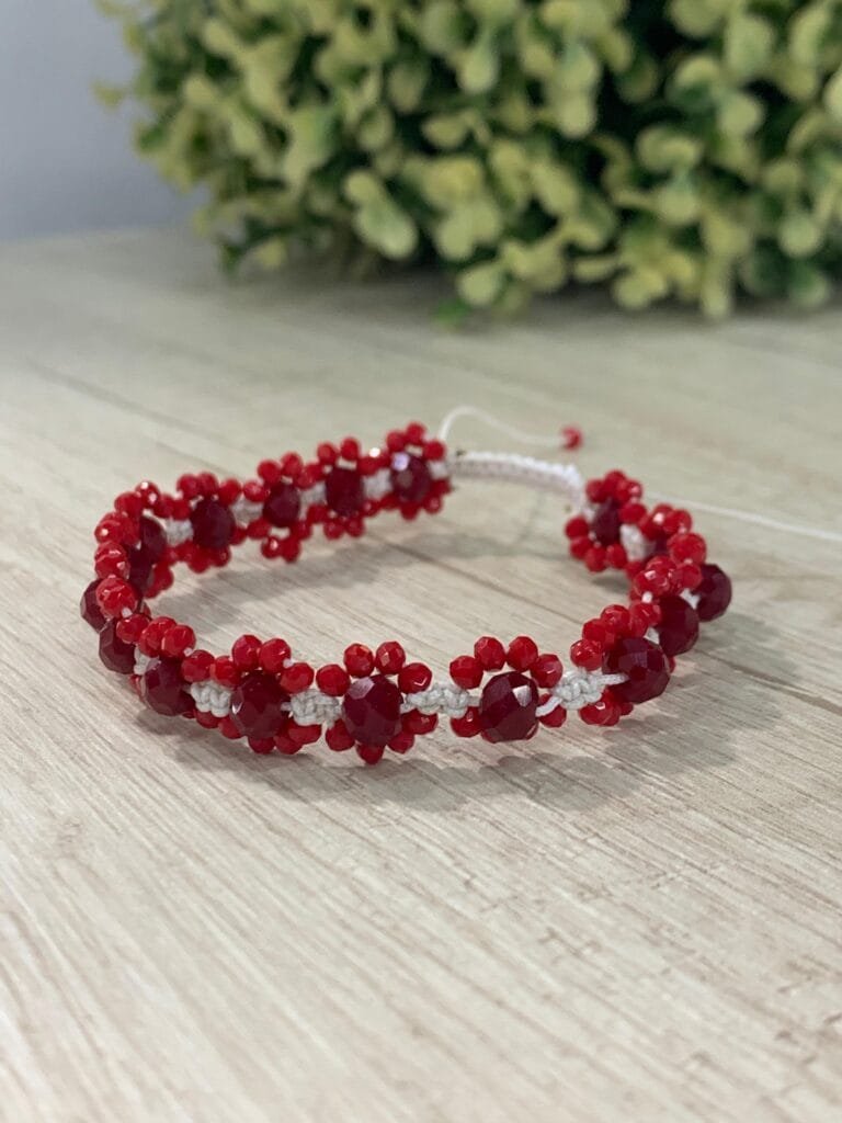 Pulsera macrame cristales rojos flor 18 cm