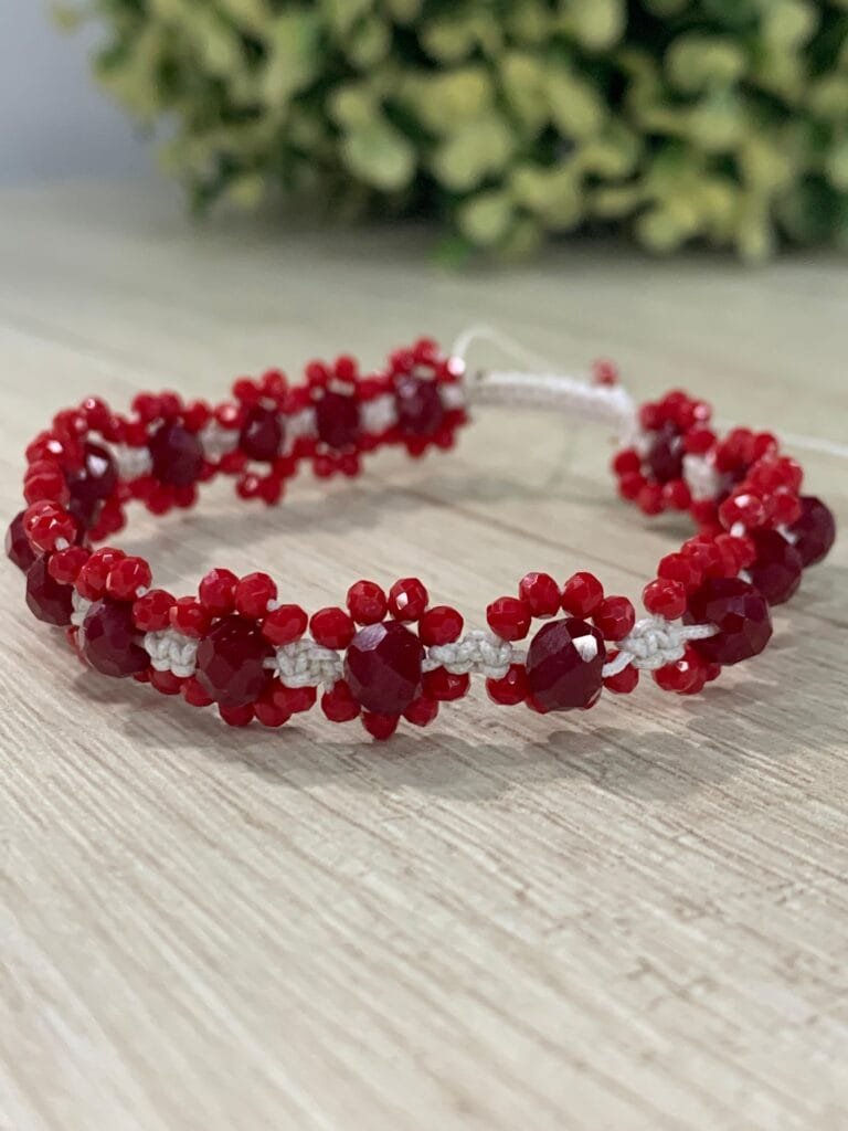 Pulsera macrame cristales rojos flor 18 cm